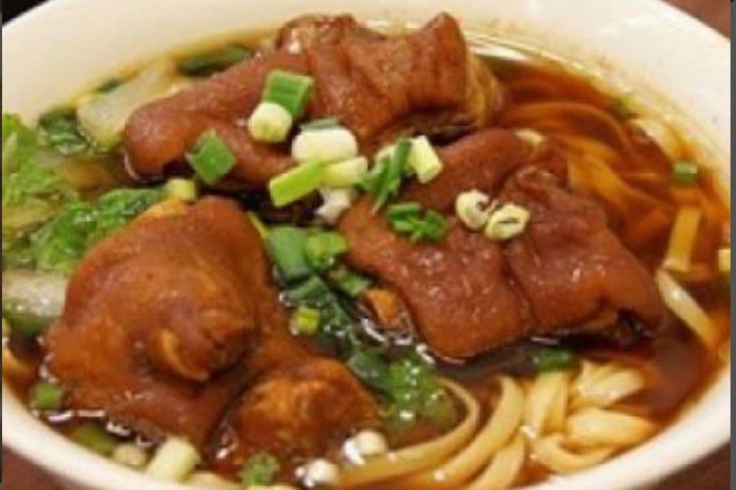 Pork Hock with Noodle Soup 老街豬腳湯麵
