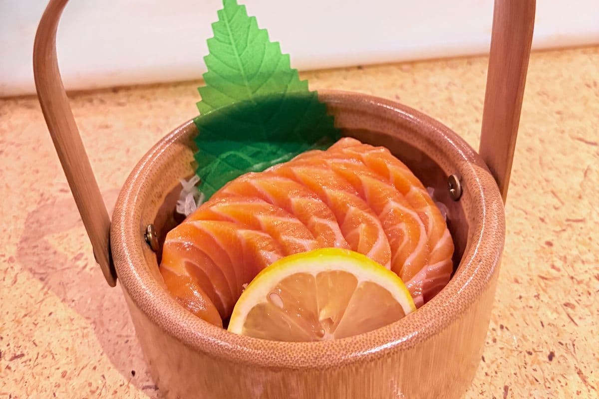 Salmon Sashimi (half order 6 pcs)