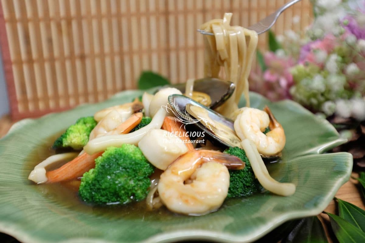 N6. Seafood Noodles