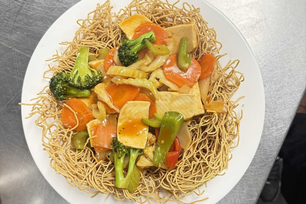 52V. Crispy Chowmein with Tofu