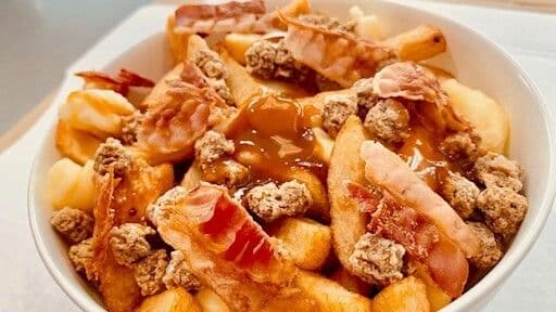 Grande Poutine Boeuf Haché et Bacon / Large Ground Beef & Bacon Poutine 