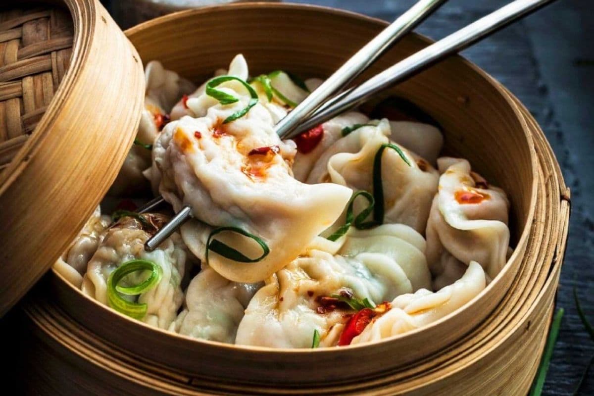 STEAMED VEG MOMOS