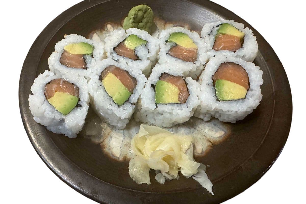 C26) Salmon Avocado Roll (8pcs)