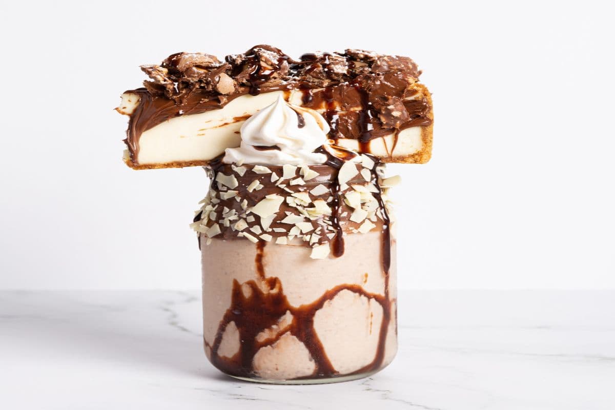 Ferreo Rocher Cheesecake Shake (Comes with a cake)