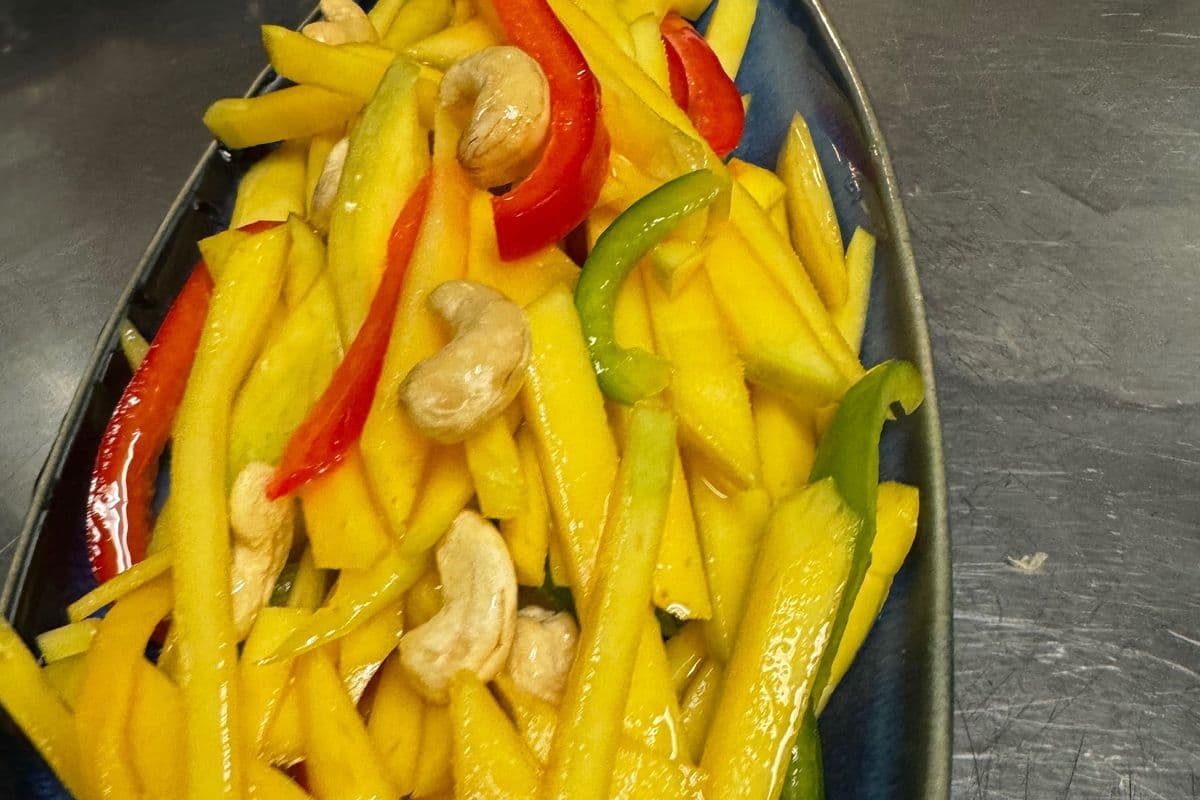 Thai Mango Salad with Cashew Nuts