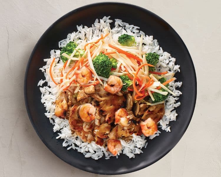 Teppanyaki au poulet et aux crevettes avec du riz