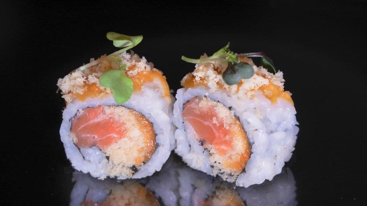 J10. Crispy Salmon Roll (6 pcs)