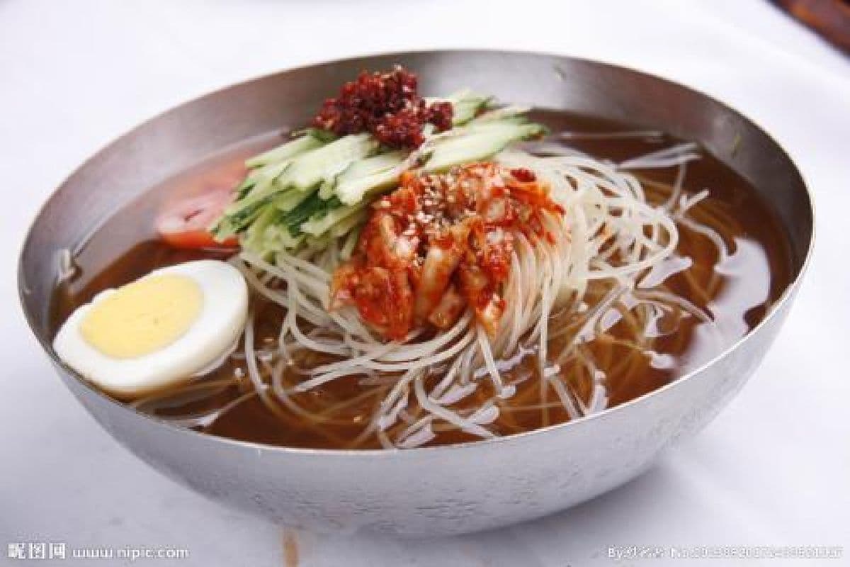 Cold Buckwheat Noodles with Kimchi and Sliced Beef（酸甜冷面）