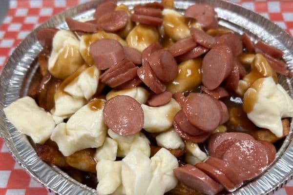 Poutine au saucisse (grande)
