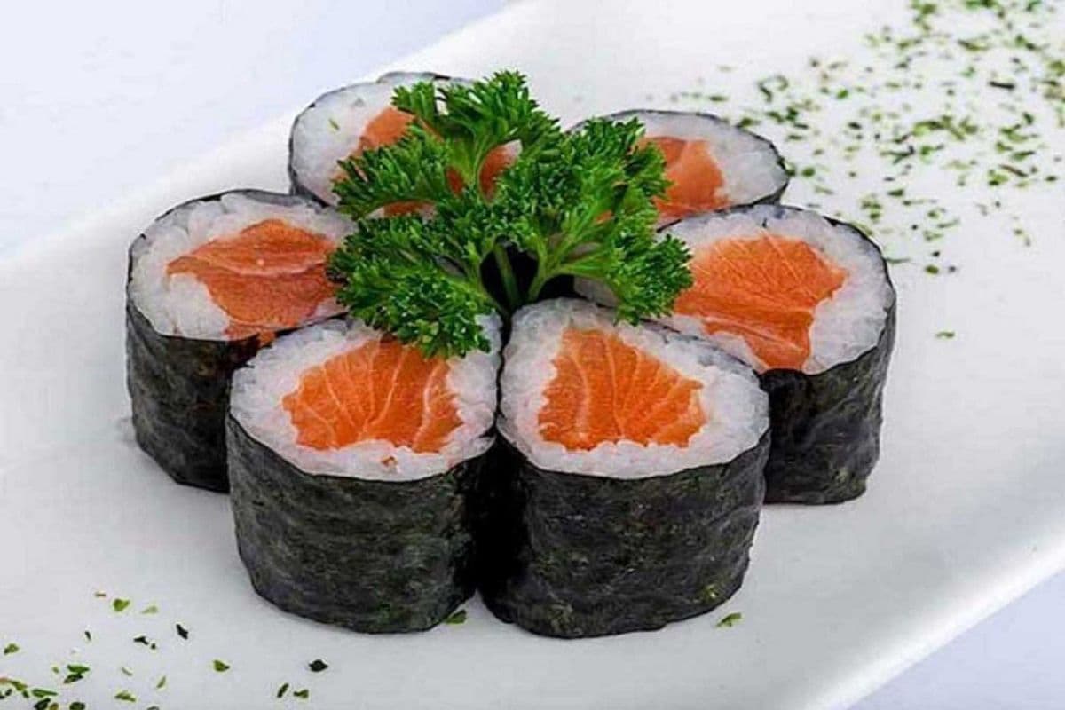 Fresh Salmon Maki (6 pcs)