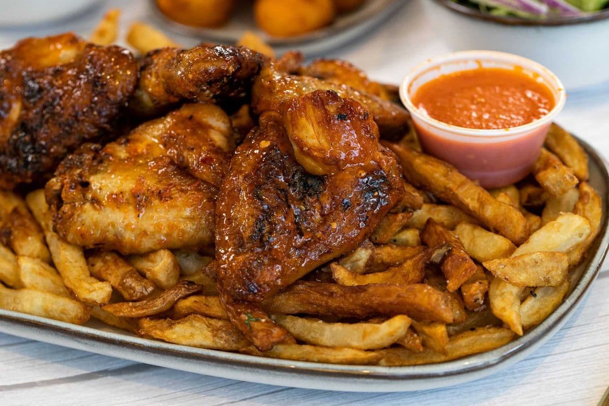 6 Ailes de poulet / 6 Chicken wings.