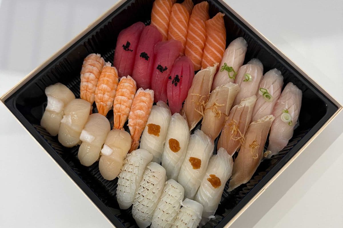 P14. Assorted Sushi (32 pcs) 壽司拼盤