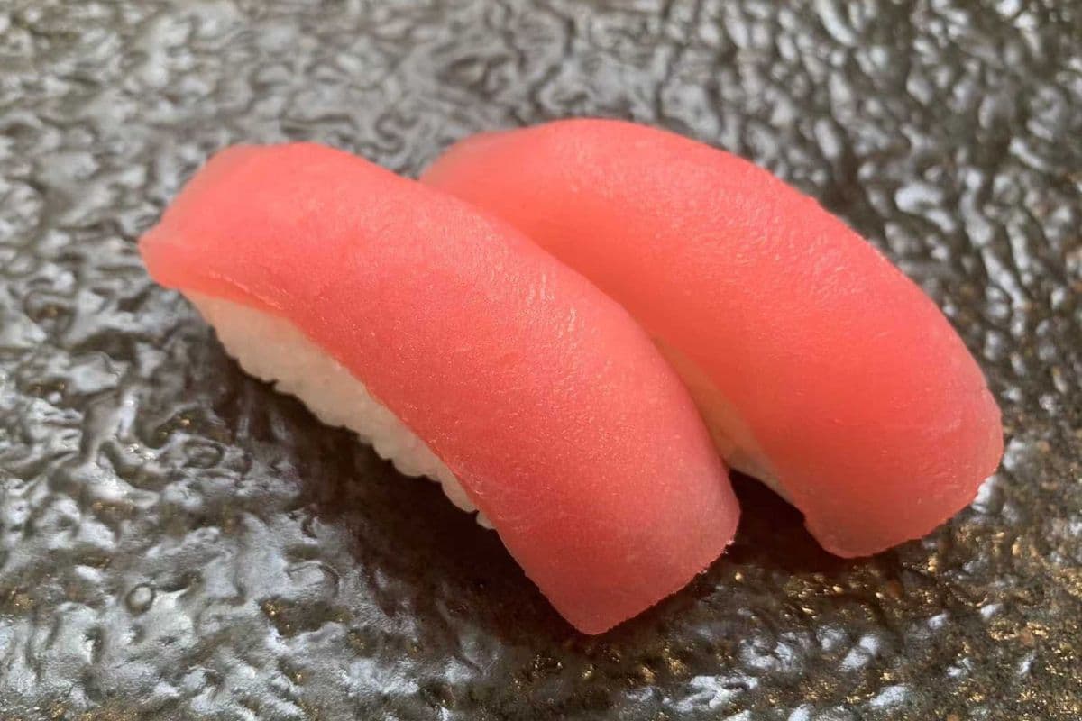 H03. Red tuna (2pcs) 吞拿寿司