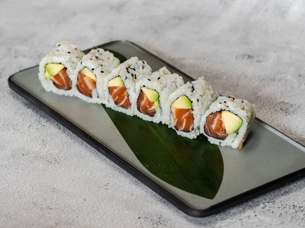 M10 Avocado & Salmon Roll (6pcs)