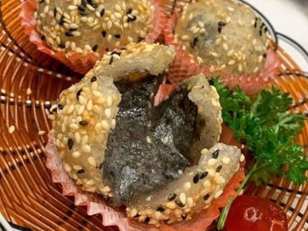 Molten Black Sesame Ball L47a