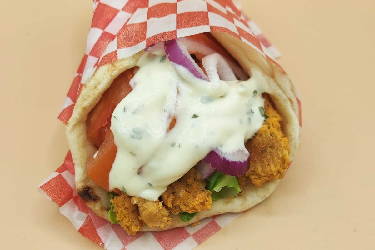 Pita gyro "poulet" végétalien / Vegan "chicken" gyro pita