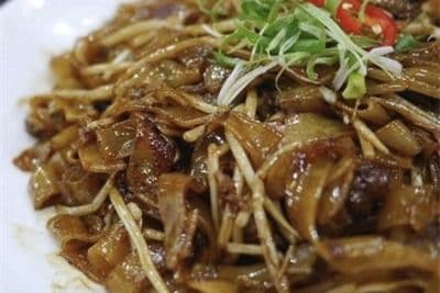 F10. XO Sauce on Fried Rice Noodle with Beef and Bean Sprout XO 干炒牛河