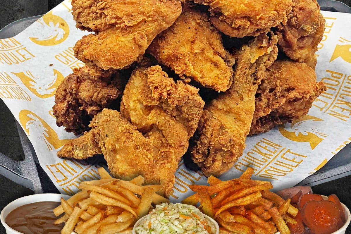 Poulet frit 10mcx et 3 accompagnements / 10pc Fried Chicken Box and 3 Sides
