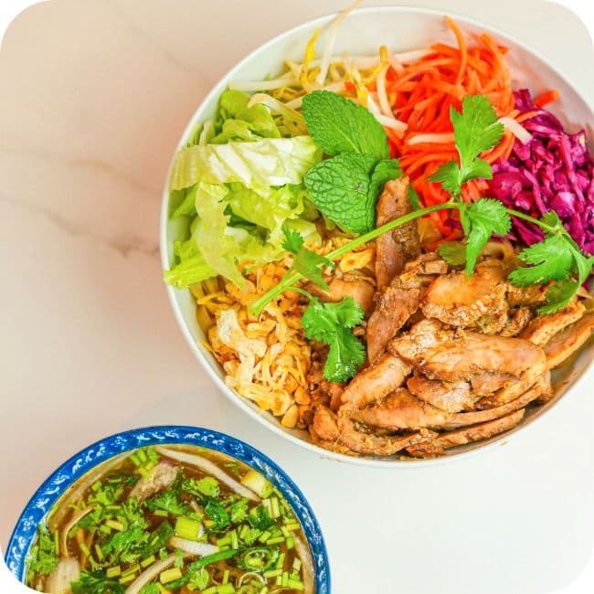 M1. Pho mixte au poulet barbeque