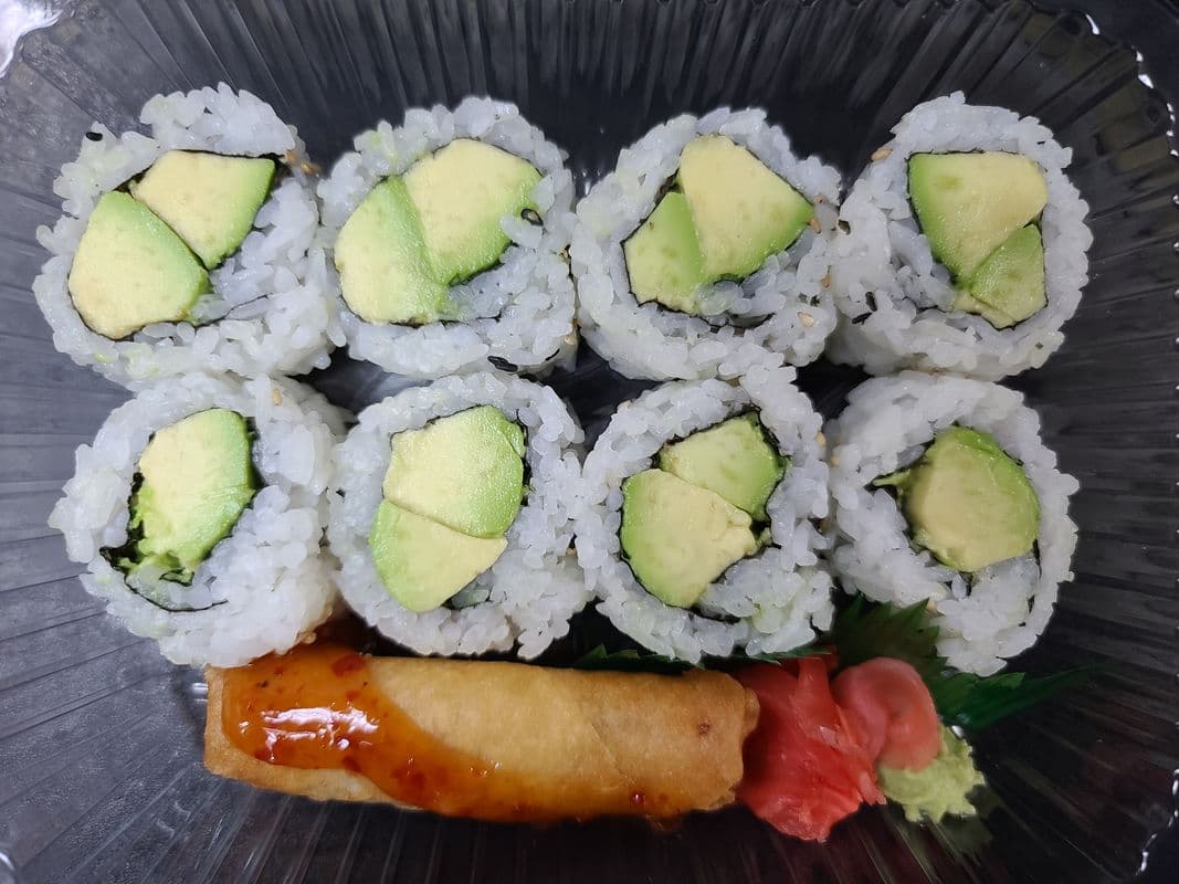 Avocado Rolls (8 pcs)