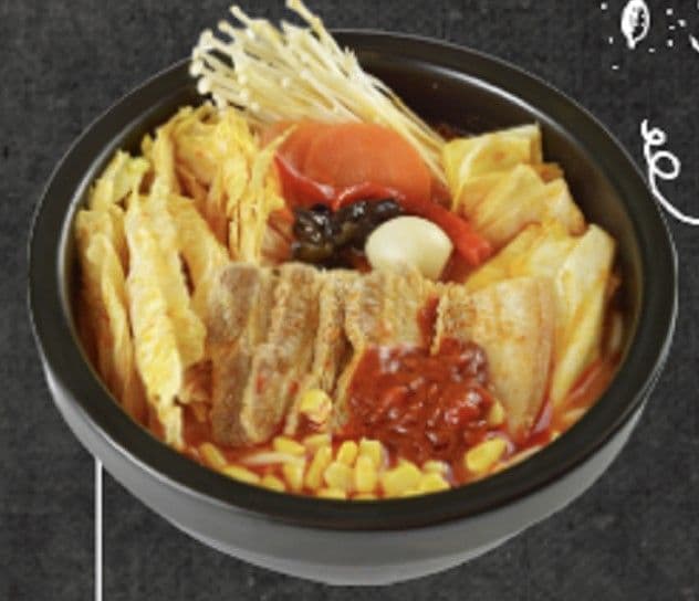 Korean-Style Kimchi Flavoured Rice Noodle Soup with Sliced Pork Belly 泡菜五花肉米线