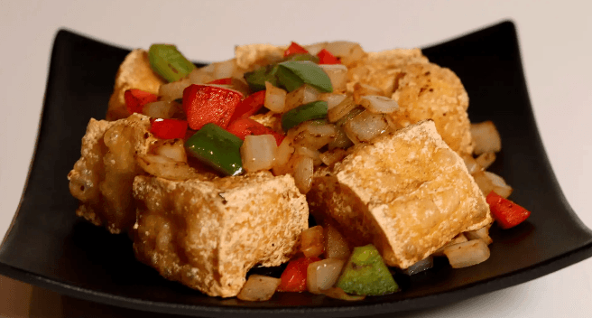 Tofu frit avec oignon et poivron / Deep-Fried Tofu with Onions and Peppers