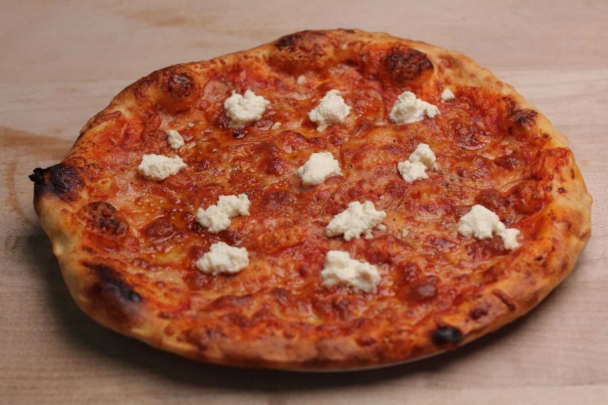 5. Medium Quattro Formaggi Pizza