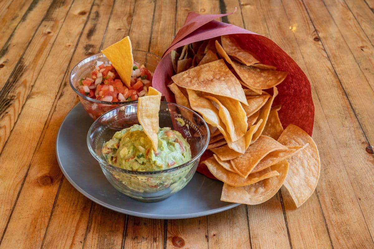 Guacamole and Totopos (Chips)