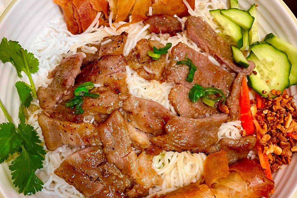 20 Grilled Pork and Spring Roll - Bún thịt nuớng chả giò