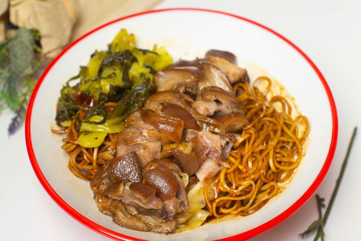 E8】Braised pork feet on rice on dry noodles卤猪脚拌川(拌面 )