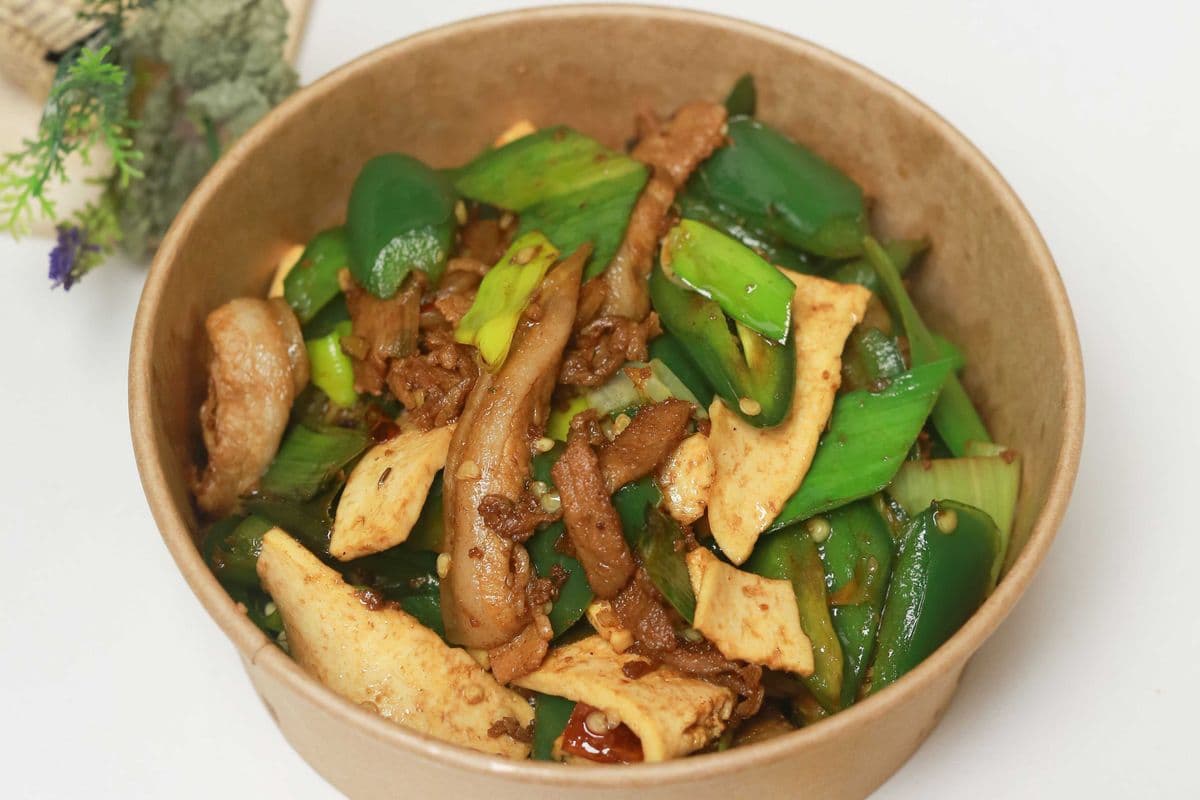 【F4】Stir-fried pork belly with green peppe农家小炒肉