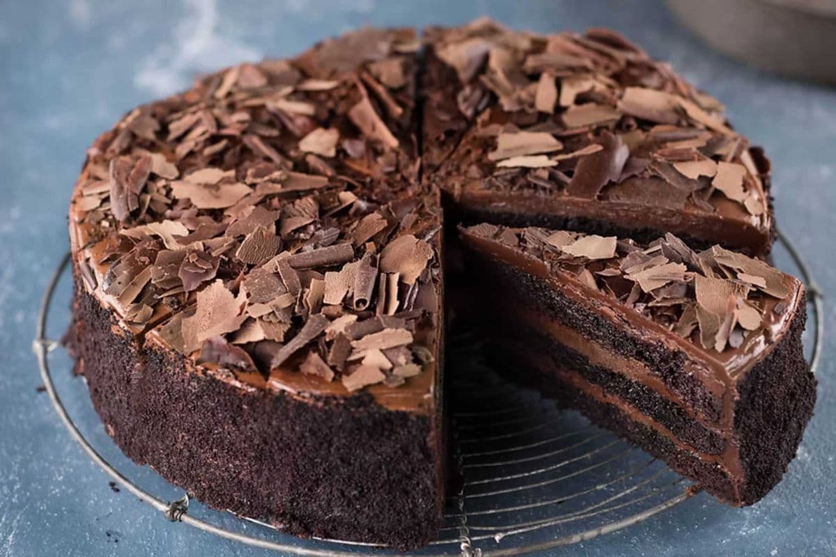 Old Fashioned Chocolate Fudge Cake