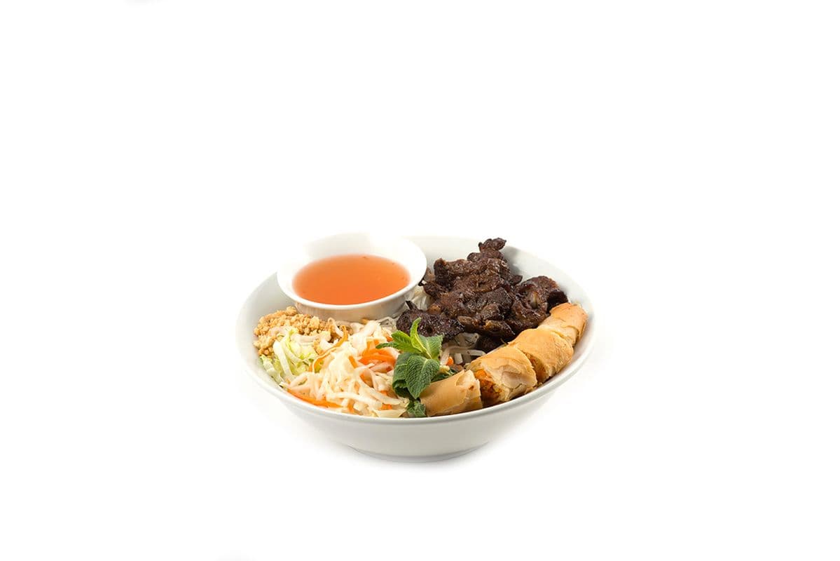 7. Vermicelles accompagnées de bœuf grillé, rouleau impérial, et salade / Vermicelli with Grilled Beef, Imperial Roll, and Salad