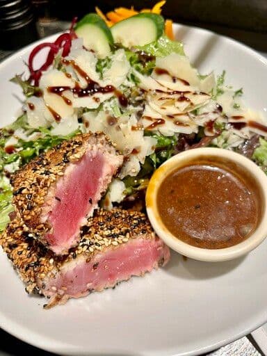 Repas salade mixte & steak de thon en croûte de sésames