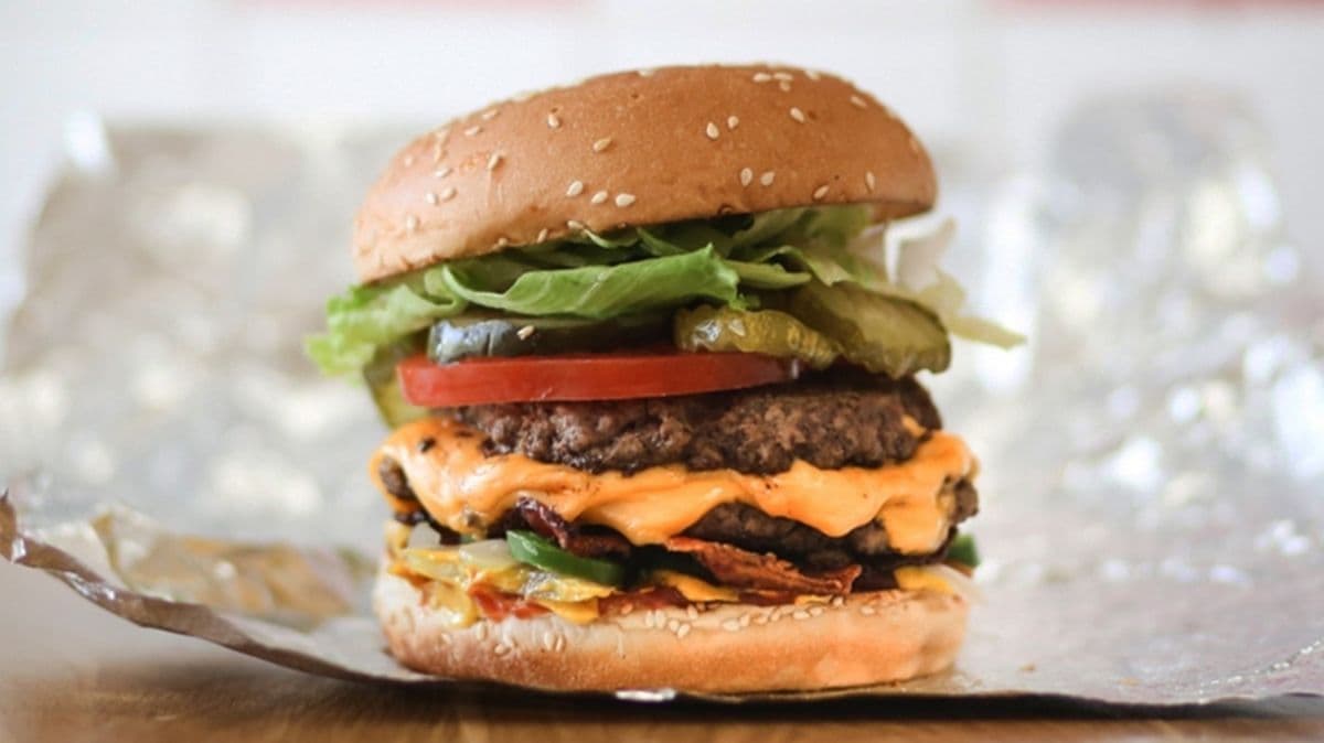 Cheeseburger avec bacon / Bacon Cheeseburger (régulier / Regular)