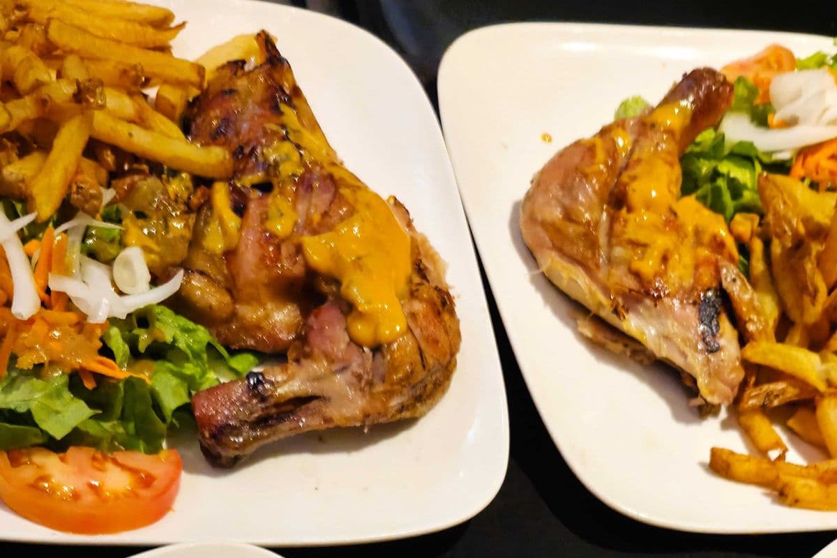 Deux assiettes de 1/4 de poulet avec frites et salade