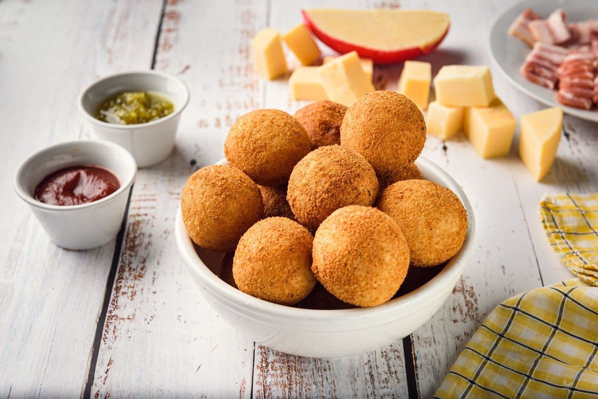 Bolinhas de Queijo com Bacon (Cheese and Bacon Croquette) (10 pcs)
