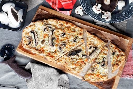 Mushrooms & Truffle Oil Pizza / Pizza Champignons et truffe
