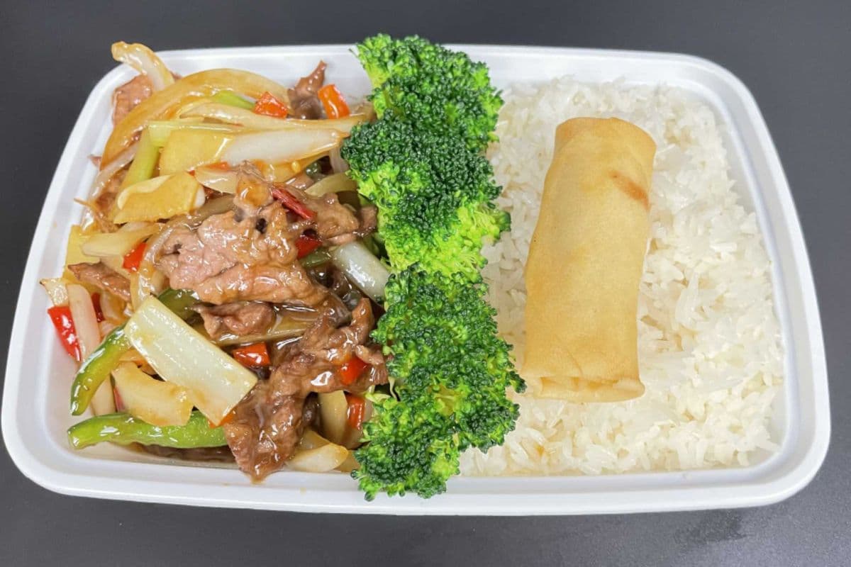 小炒牛肉饭 / Stir-Fried Beef with Rice