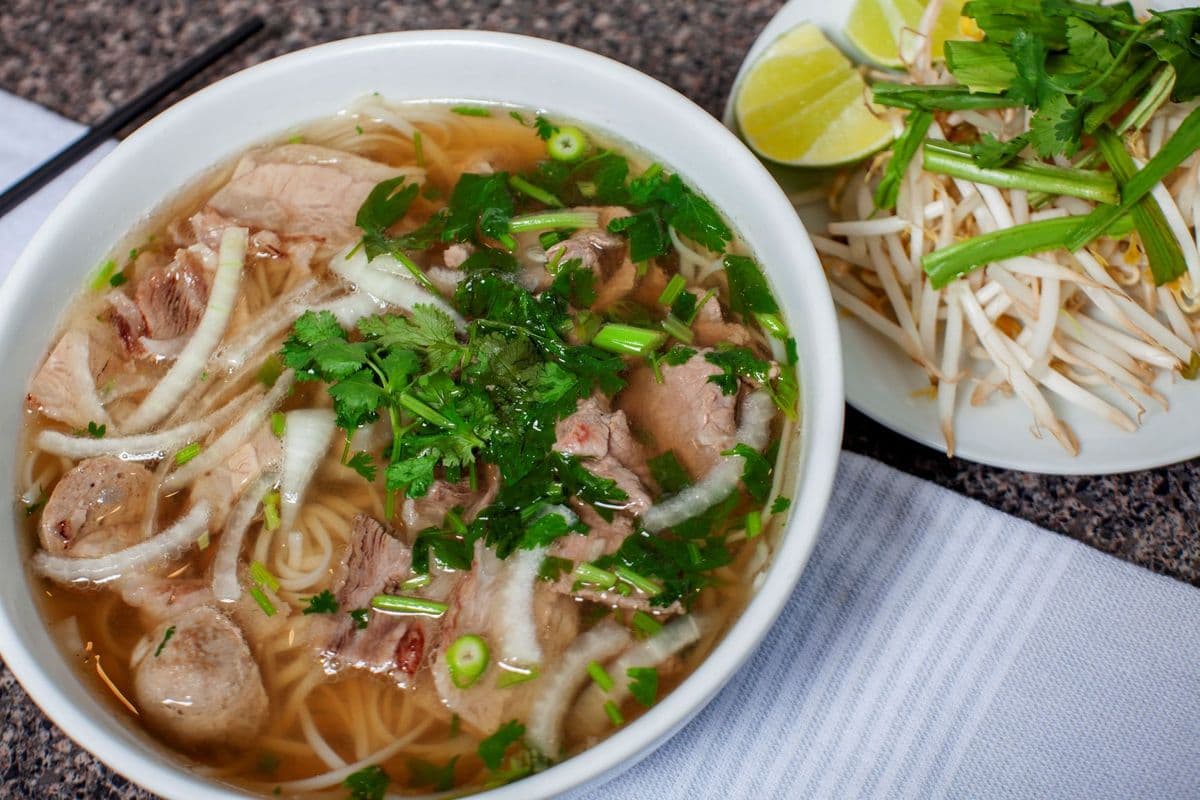 8. Soupe tonkinoise au bœuf avec bœuf saignant / Beef Noodle Soup with Rare Beef