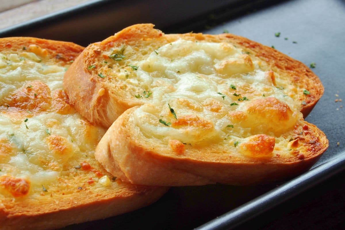 CHEESY GARLIC BREAD TOAST