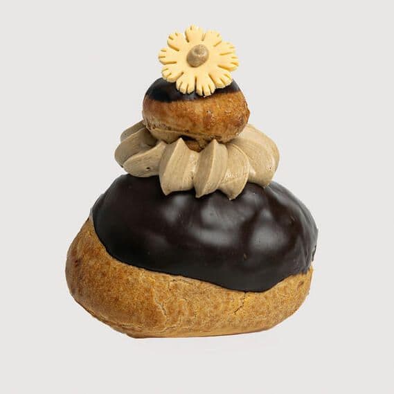 Religieuse au café / Religieuse au café