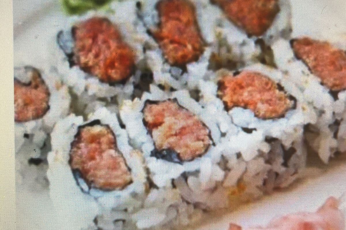 Spice salmon roll （8pcs）辣三文鱼8片