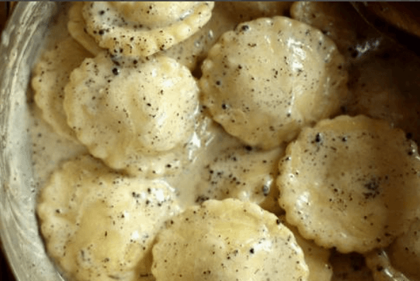 Raviolis aux champignons sauce crémeuse a la truffe noire.