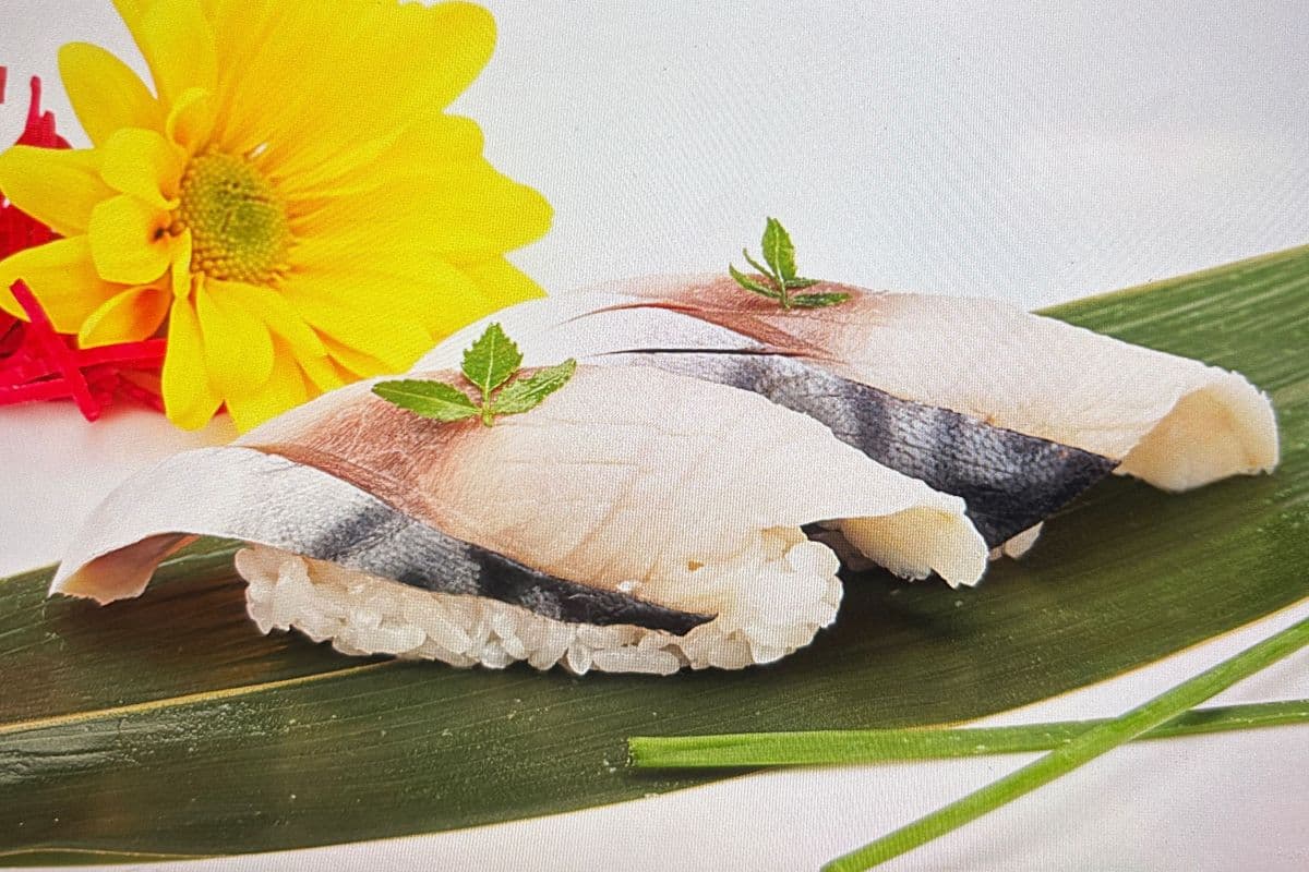 Mackerel Sushi (2 pcs)