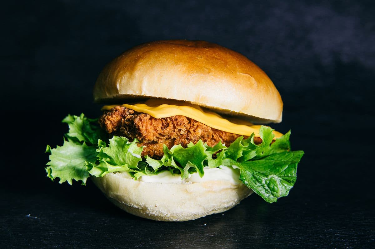 Crispy Chicken Burger with Brioche Bread / Burger au poulet croustillant avec pain brioche