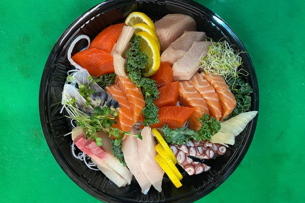 Deluxe Assorted Sashimi (25 pcs)