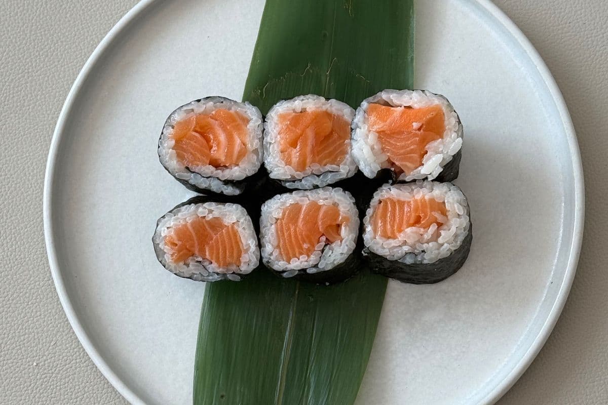 Raw Salmon Roll (6 pcs)