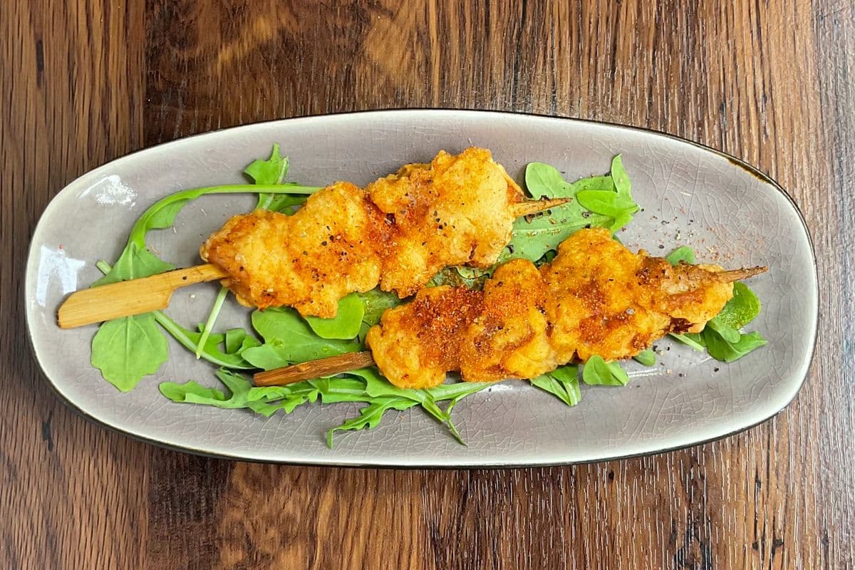 76.Brochettes de poulet frit/ Fried chicken stick（2pcs）