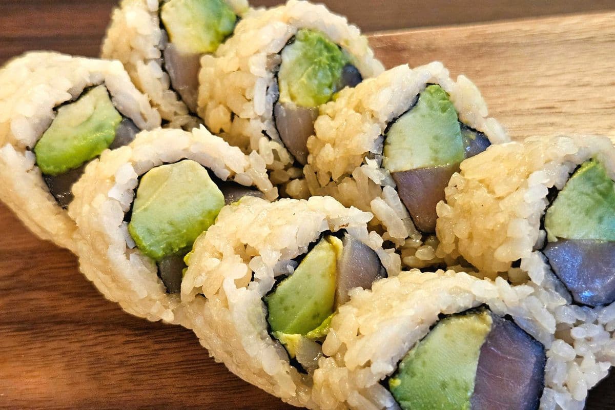 Tuna Avo Roll (8pcs)